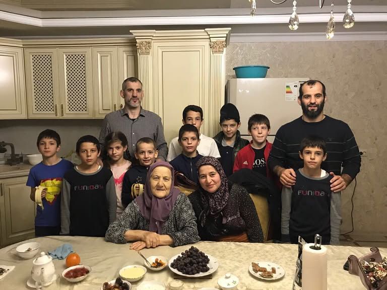 Бувайсар Сайтиев с семьёй