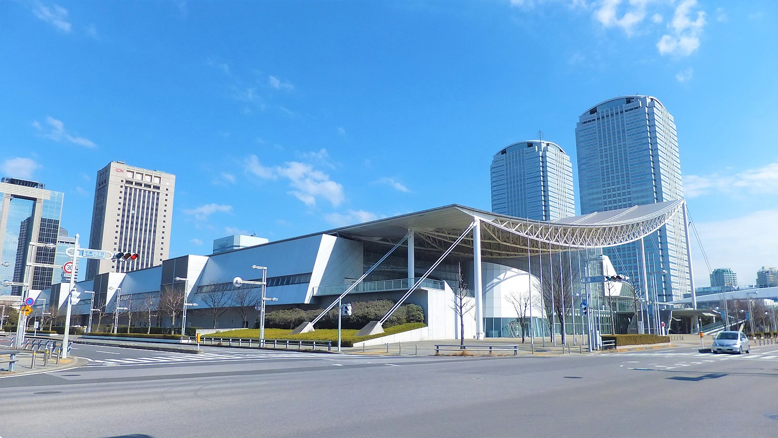 1600px-View_of_Makuhari-Messe_from_Nakase_2-chome_crossing.jpg