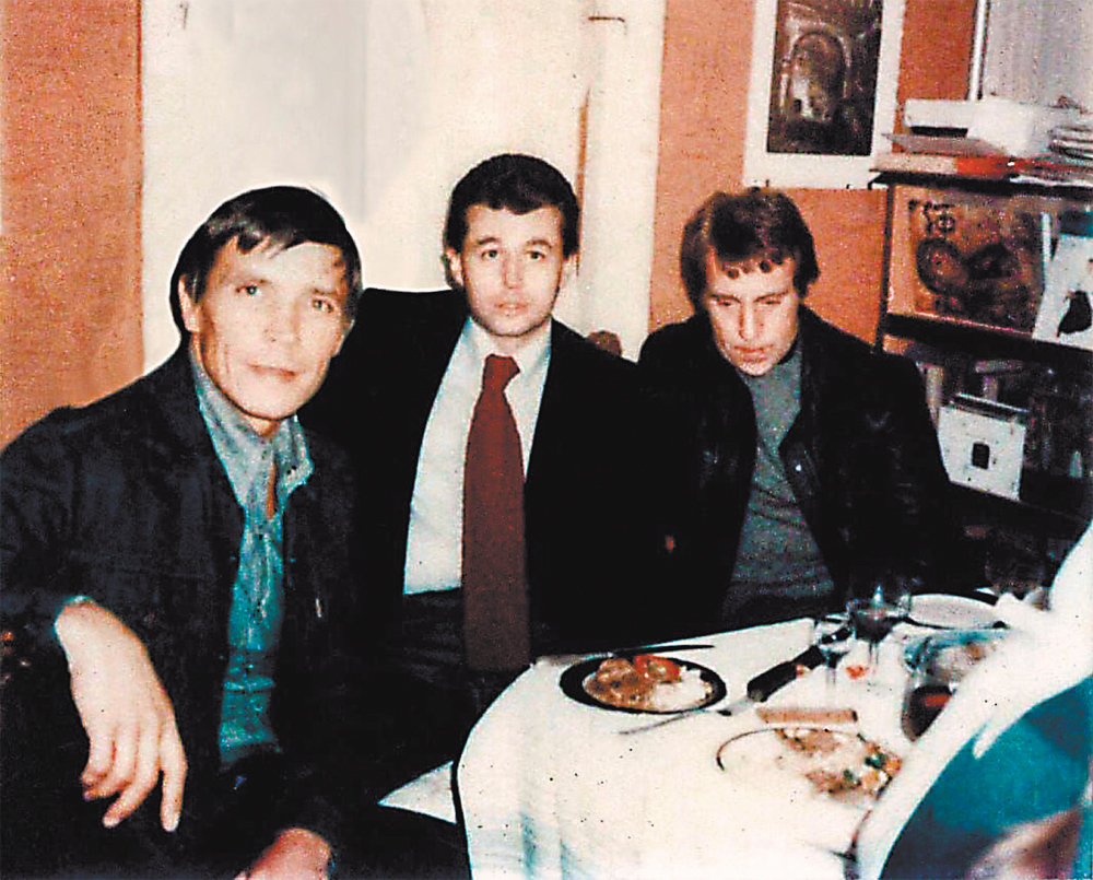 Актёры Театра на Таганке И. Бортник и В. Высоцкий на 30-летии А. Штурмина. 1977 г.